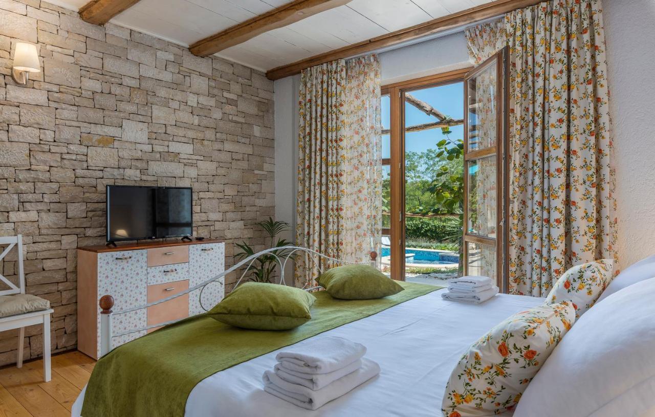 Family Villa Lipica With Private Pool And Jacuzzi 帕津 外观 照片