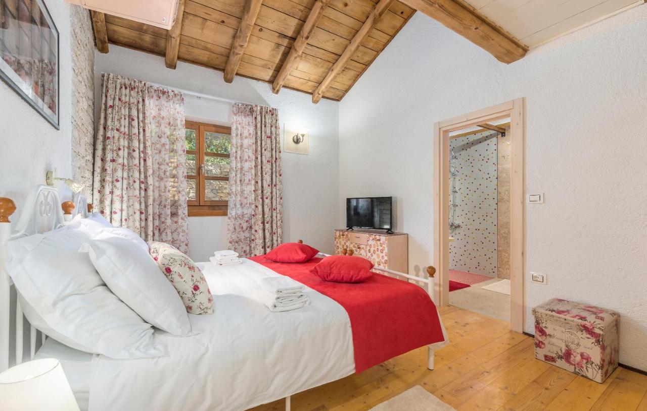 Family Villa Lipica With Private Pool And Jacuzzi 帕津 外观 照片